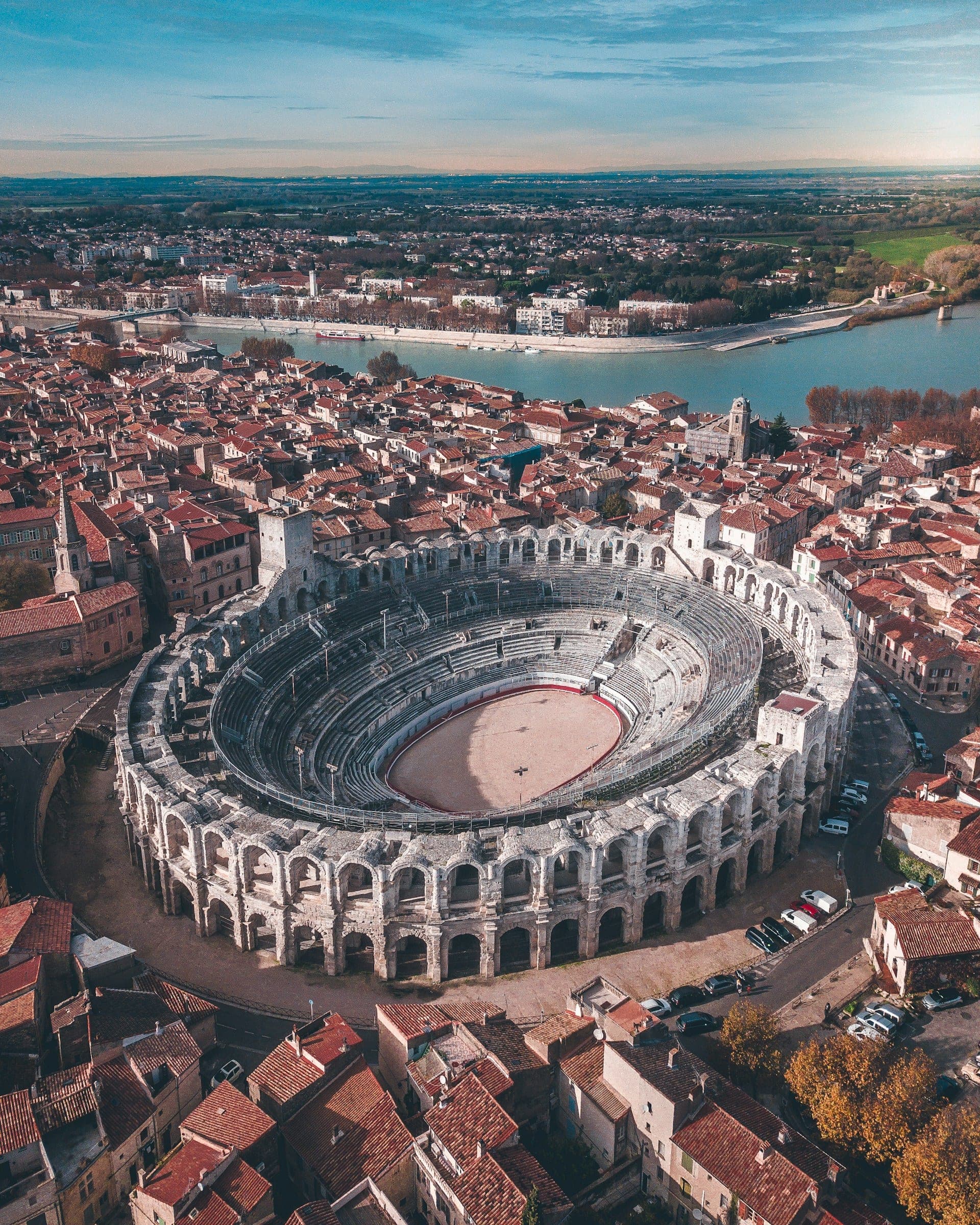 Les arènes d’Arles vues du ciel, avec les toits du centre historique et le Rhône.