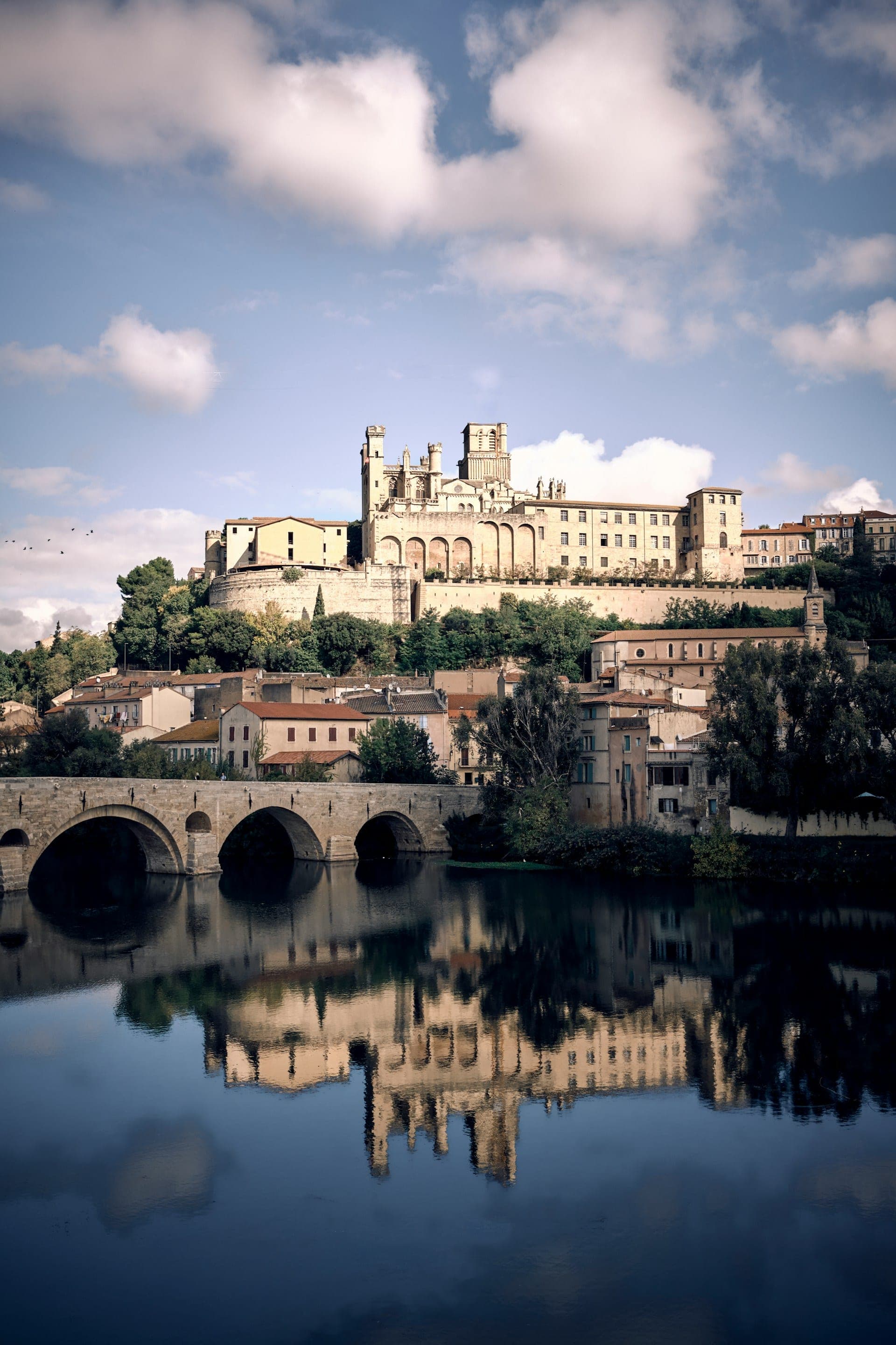 La cathédrale Saint-Nazaire de Béziers et le Pont Vieux au-dessus de l’Orb.
