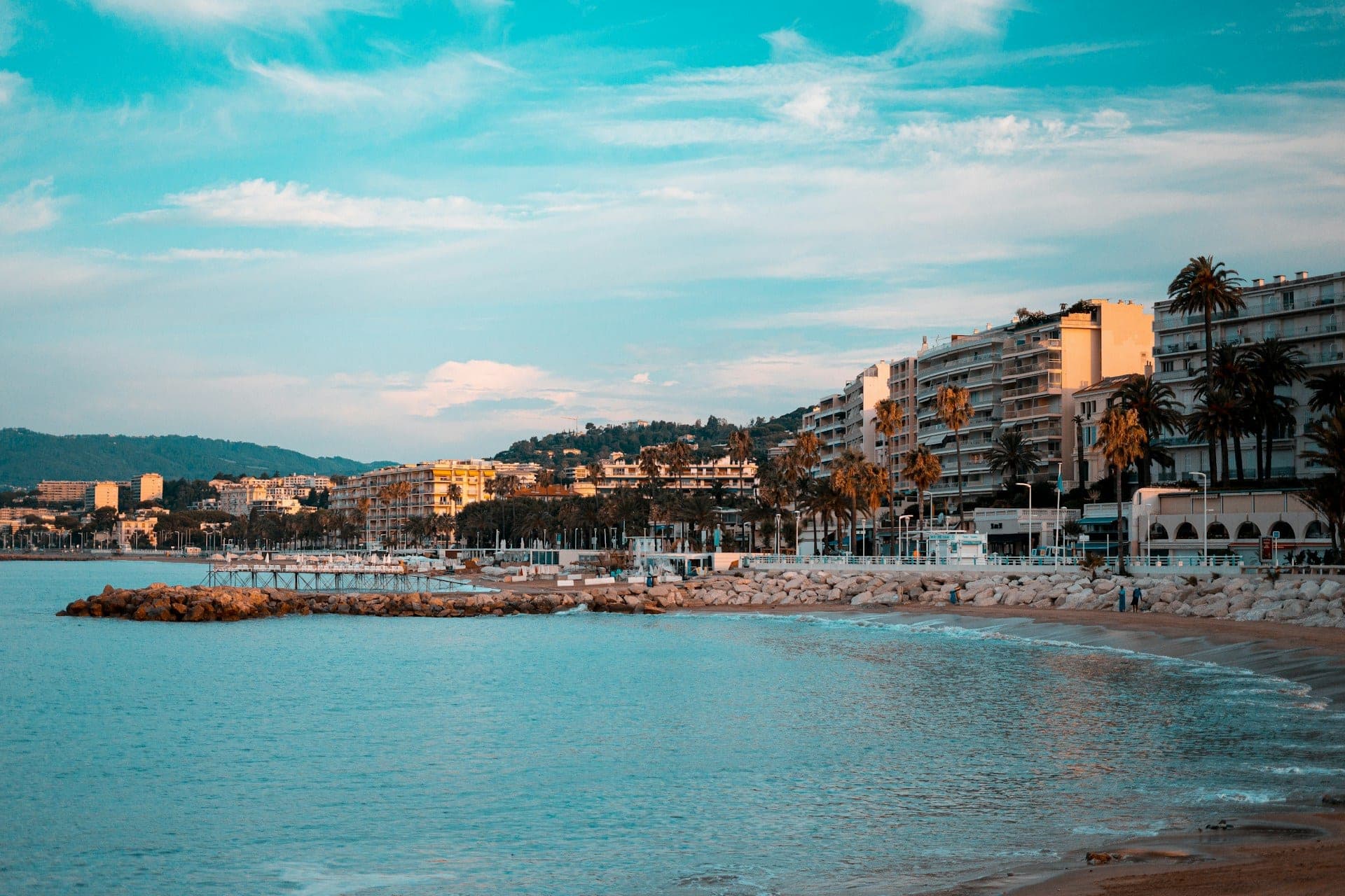Le front de mer de Cannes, ses plages, ses palmiers et les façades de la Croisette.