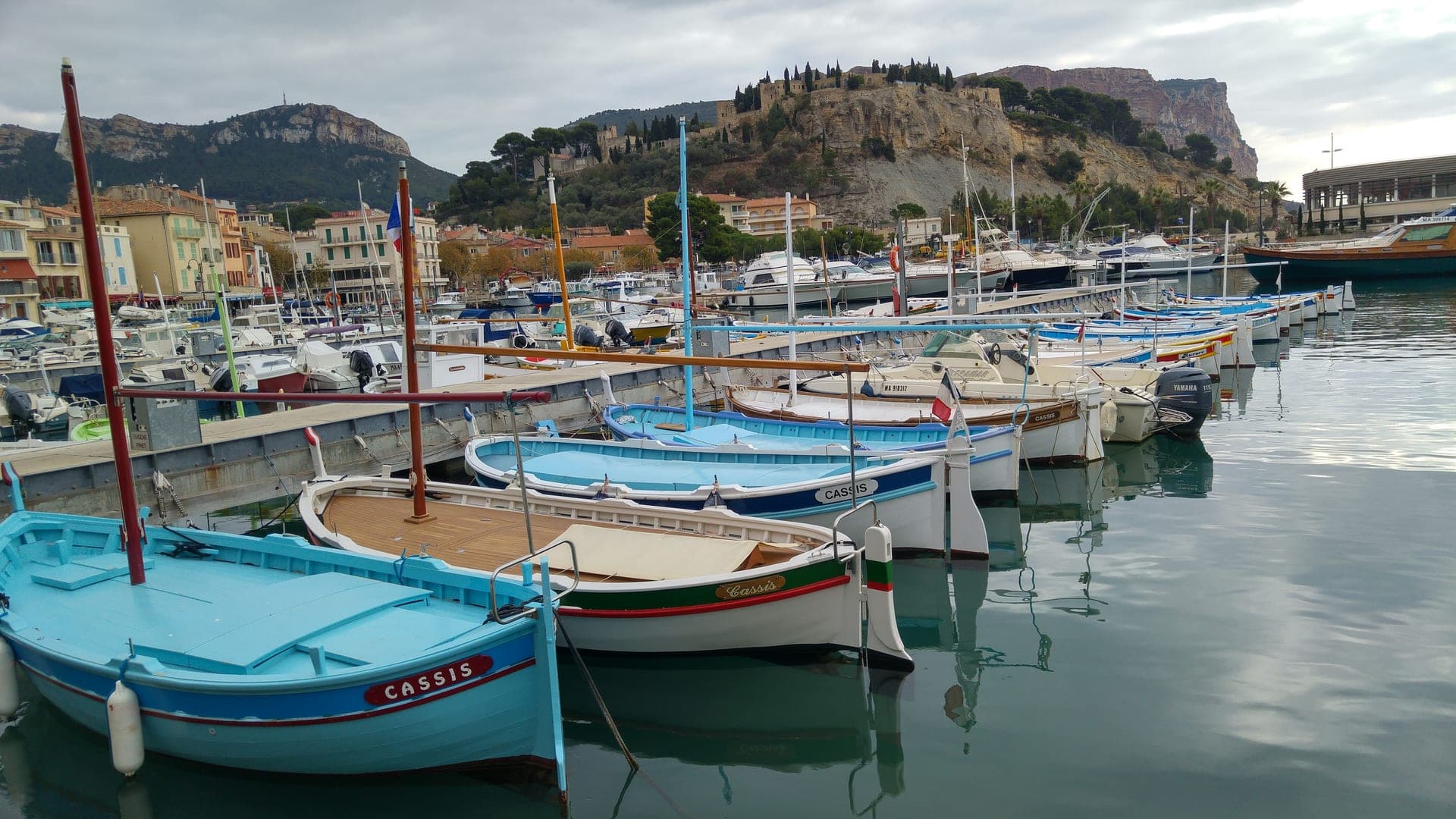 Les barques du port de Cassis, les quais et le château sur les hauteurs.