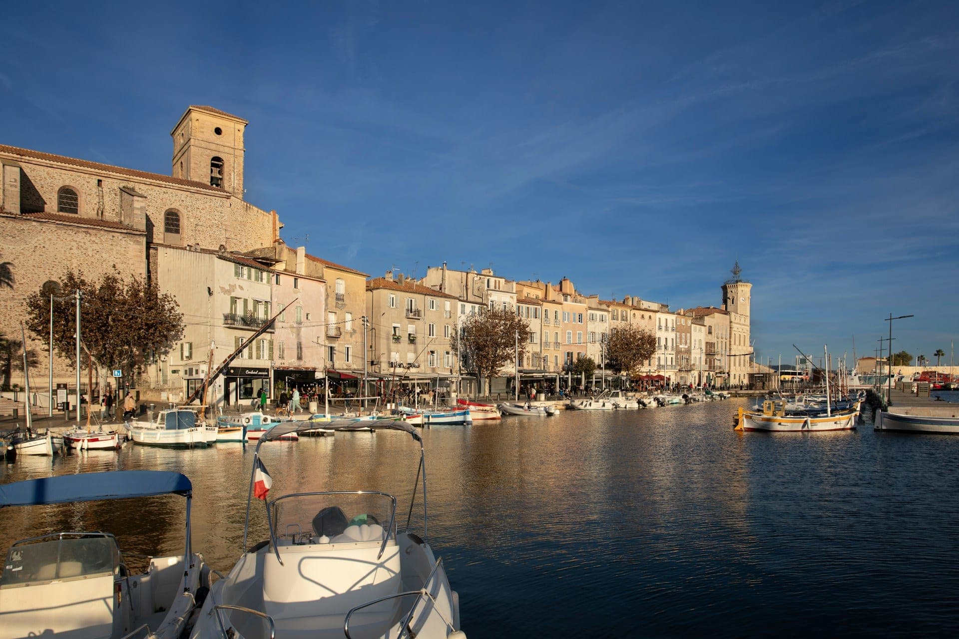 Les façades du port de La Ciotat et les bateaux amarrés devant les quais.