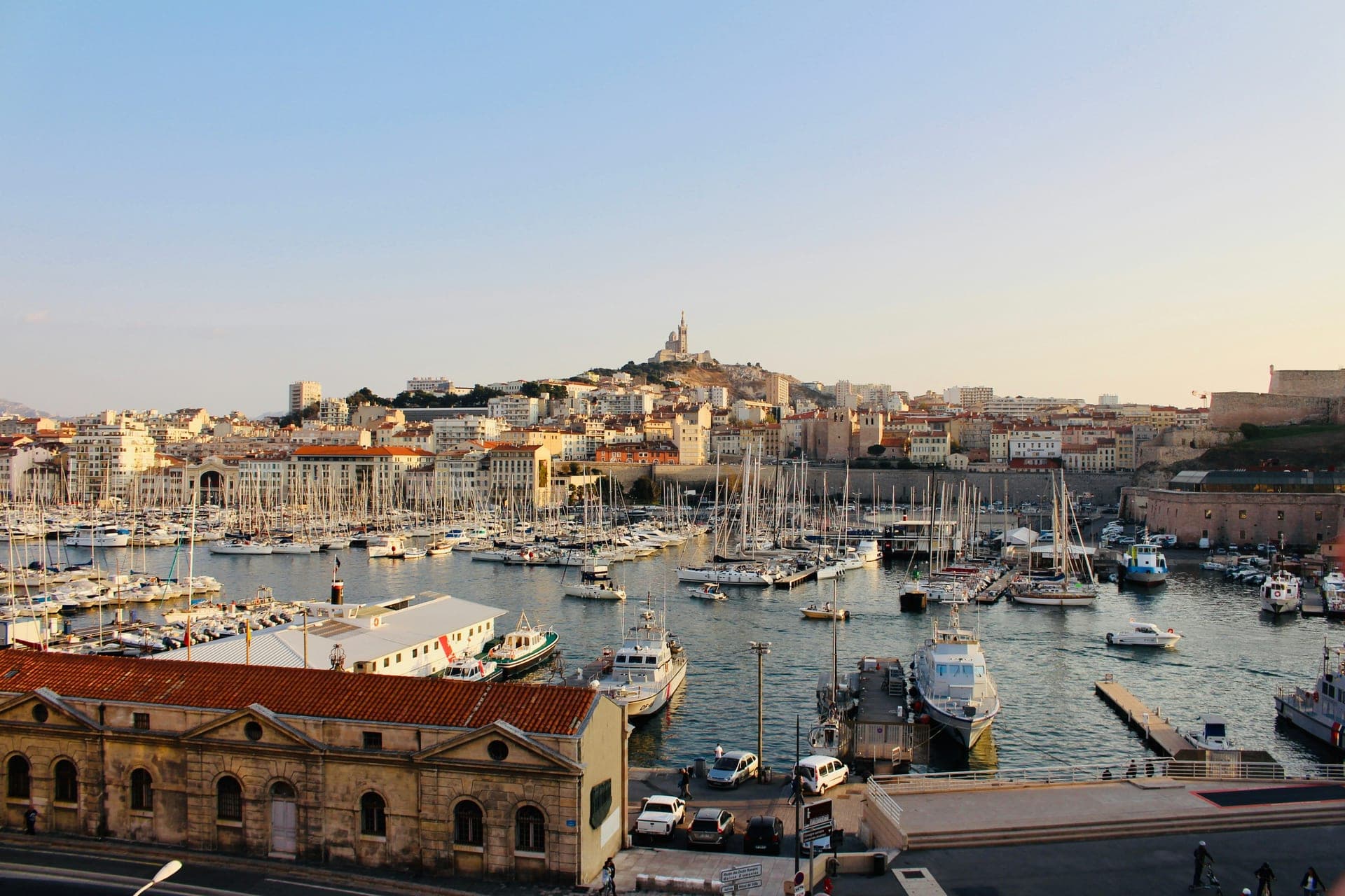 Le Vieux-Port de Marseille, ses bateaux et Notre-Dame-de-la-Garde en arrière-plan.