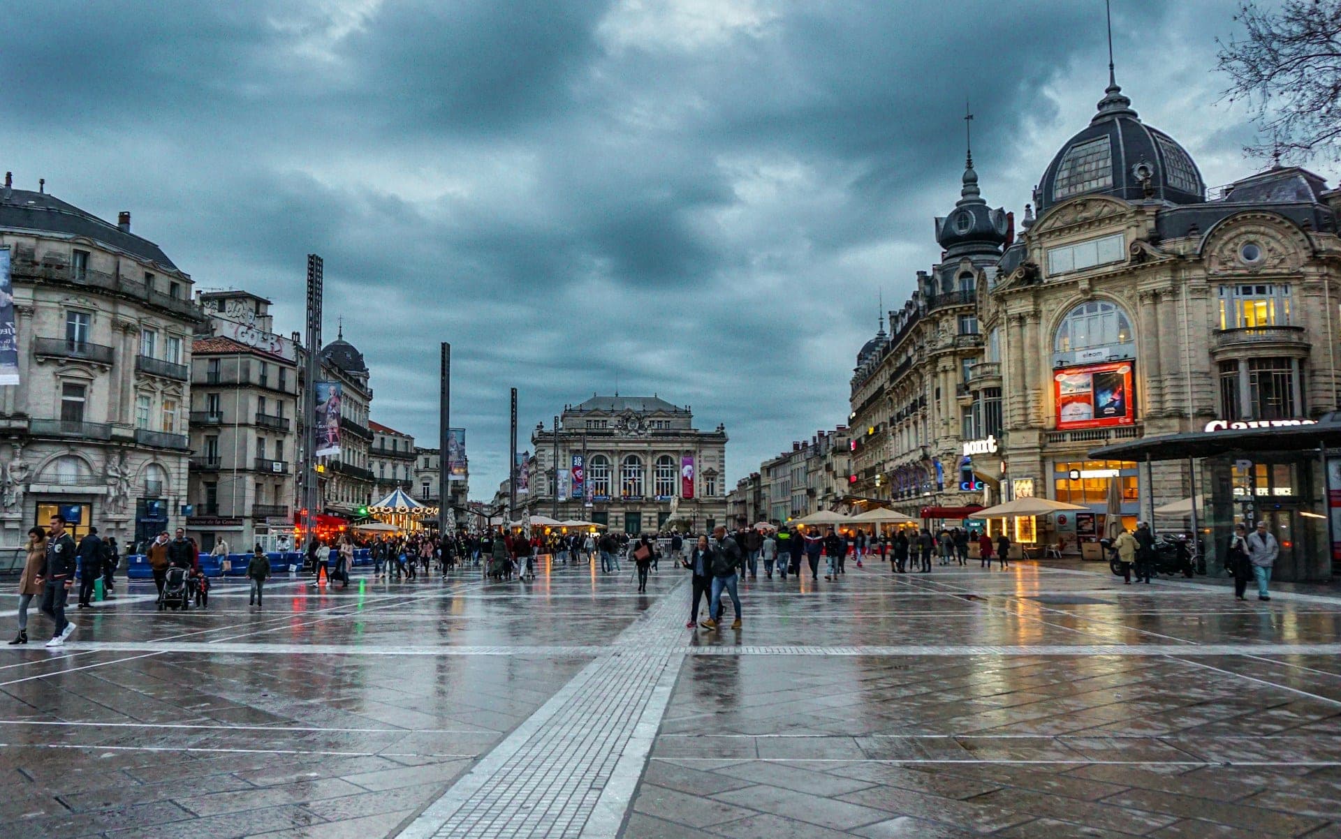 La place de la Comédie à Montpellier, son opéra et les façades du centre-ville.