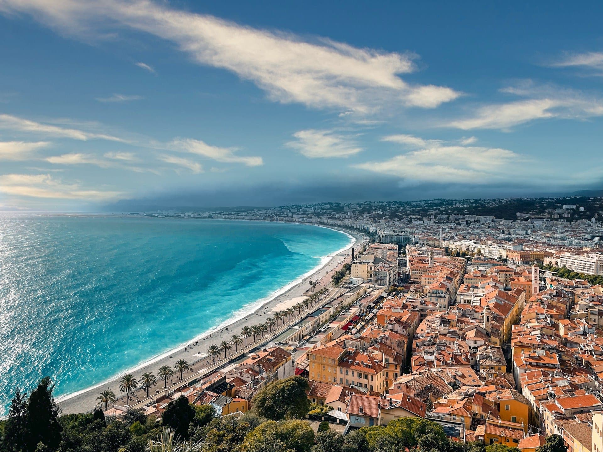 La baie des Anges, la promenade des Anglais et les toits de Nice vus depuis les hauteurs.