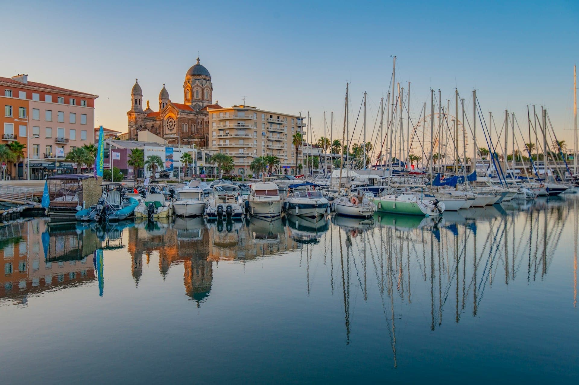 Le port de Saint-Raphaël, ses voiliers et la basilique Notre-Dame-de-la-Victoire en arrière-plan.