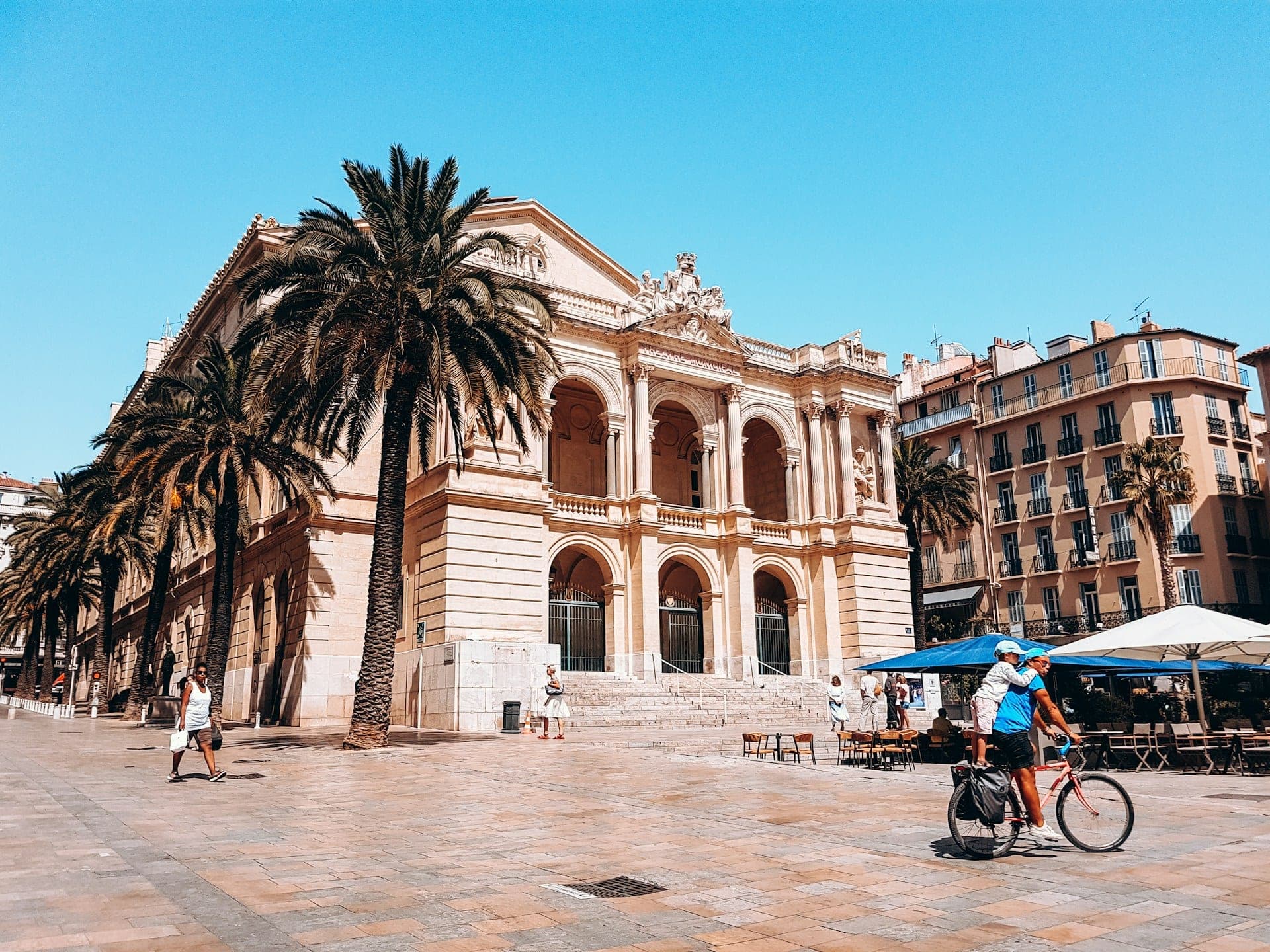 La façade de l’opéra de Toulon et les terrasses de la place Victor-Hugo.